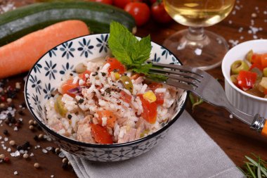 Pirinç salatası ve baharatlı kase.