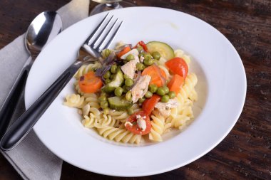 Organik baharatlı Fusilli makarna.