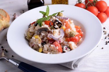 sebzeli pilav salata