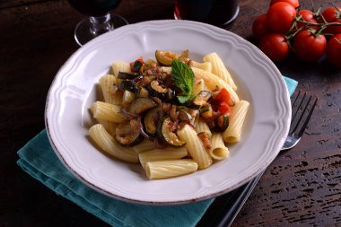 Kabak ve kiraz domatesli Tortiglioni yemeği.