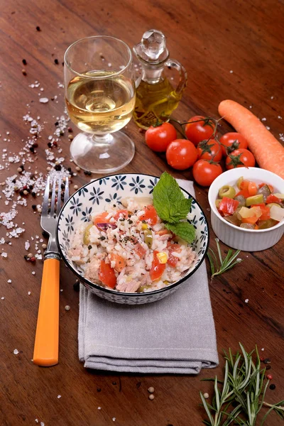 Schaal met rijstsalade en kruiden — Stockfoto