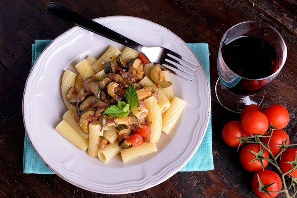 Piatto di tortiglioni con zucchine e pomodorini — Foto Stock