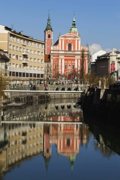 Chiesa Lubiana Che Riflette Nel Fiume Lubjanska — Foto Stock