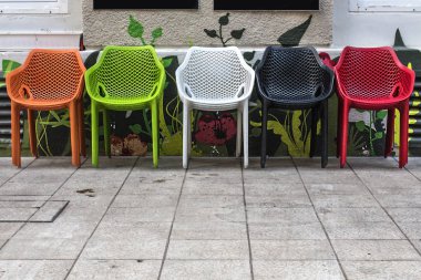 Yığılmış ve çok renkli sandalyeler