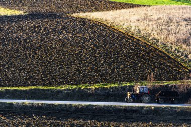 Hırvat kırsal whit traktör ekili toprakları ile manzara