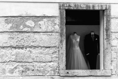 Cancello stilizzato con albero dietro