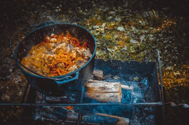 Pilav hazırlamak bir yangın bir kazan içinde. Doğada yemek.