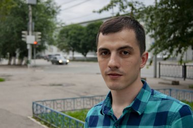 Şehrin sokaklarında bir adamın portresi