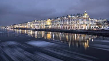 Akşam buz drift kış palace(Hermitage) Saint-Petersburg yakınındaki Neva nehrinde