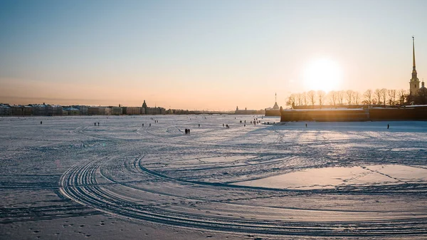 İyi akşamlar. Kış palace(Hermitage) ve Peter ve Paul Kilisesi, Saint-Petersburg yakınındaki Neva Nehri'nde buz
