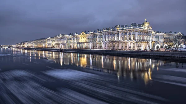 Akşam buz drift kış palace(Hermitage) Saint-Petersburg yakınındaki Neva nehrinde