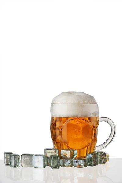 Uma Cerveja Com Cubos Gelo — Fotografia de Stock