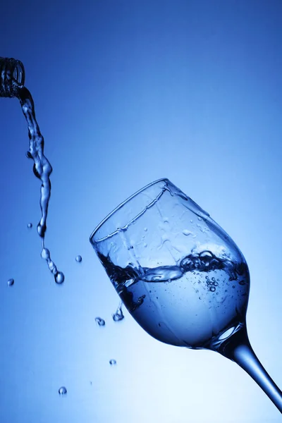 Verter Agua Copa Sobre Fondo Azul —  Fotos de Stock