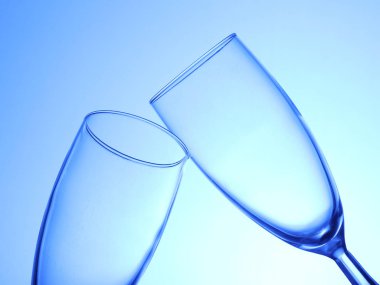 mavi bir arka plan üzerinde iki bardak