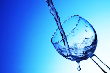 mavi bir arka plan üzerinde şarap dökme