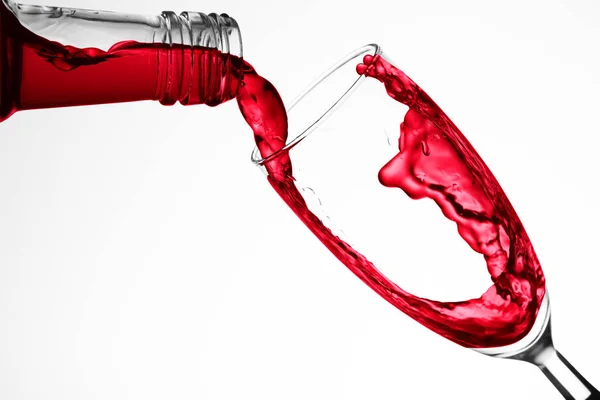beyaz bir arka plan üzerinde şarap dökme
