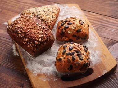 beyaz zemin üzerine gözlük ile şarap