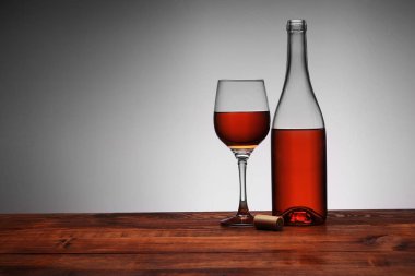 beyaz zemin üzerine döktü kadeh şarap şişe