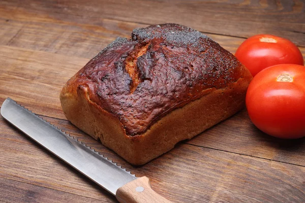 トマトとパンと木の板にナイフ — ストック写真