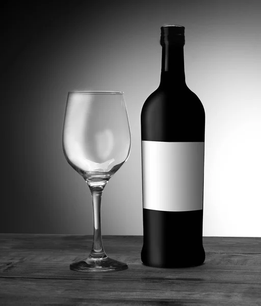 空のグラスとワインのボトル — ストック写真