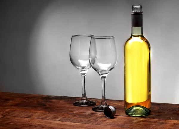 kadehlerde şarap şişe