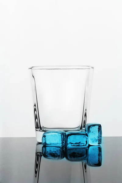 Bicchiere Vuoto Con Cubetti Ghiaccio — Foto Stock