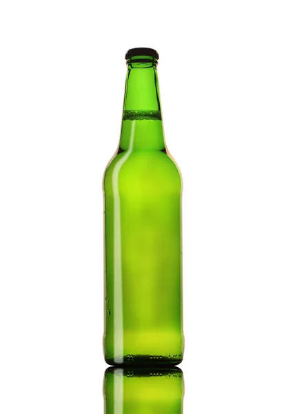 Birra Bottiglia Verde Fondo Bianco — Foto Stock