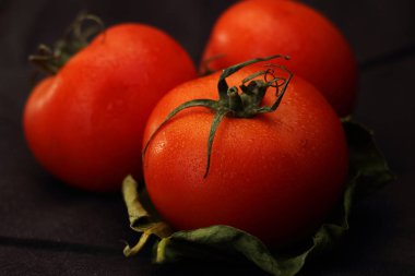 bir lea üzerinde üç kırmızı domates