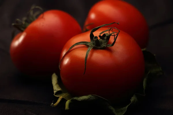 Tre Röda Tomater Ett Blad — Stockfoto