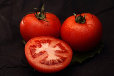 bir yaprak üzerinde kırmızı domates