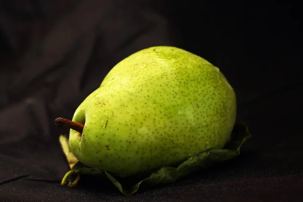 Birnenfrucht Auf Einem Blatt — Stockfoto