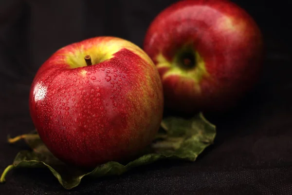 Deux Pommes Rouges Sur Une Feuille — Photo