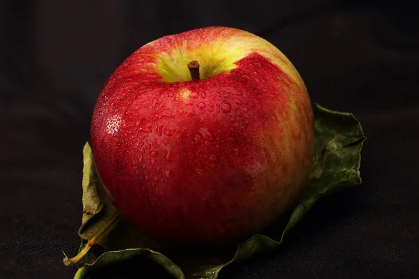 Pomme Rouge Sur Une Feuille — Photo