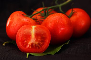 karanlık bir arka plan domates