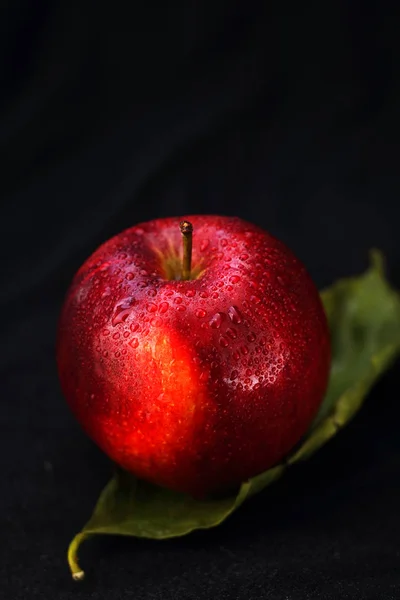 Pomme Rouge Sur Une Feuille Fond Noir — Photo