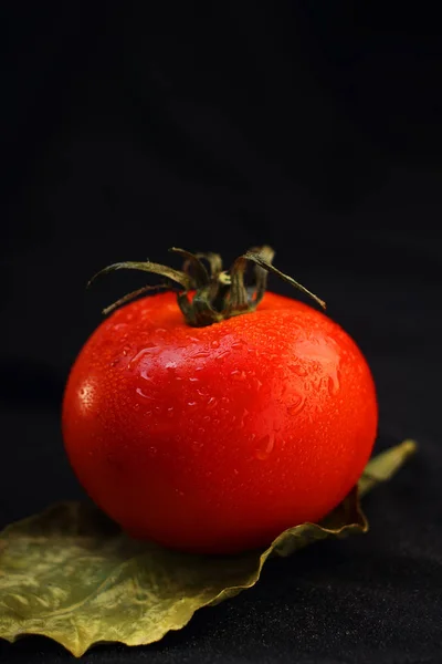 Tomat Droppar Ett Blad Och Svart Bakgrund — Stockfoto