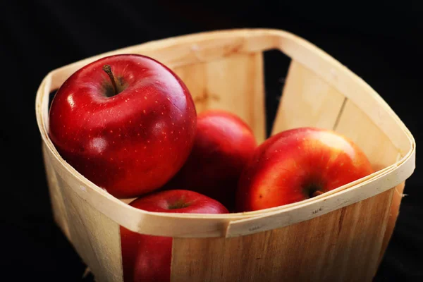 红苹果在篮子里 — 图库照片