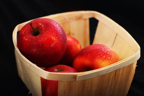 Pommes Rouges Dans Panier Sur Fond Noir — Photo