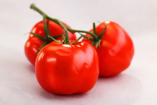Trzy Czerwone Pomidory Białym Tle — Zdjęcie stockowe