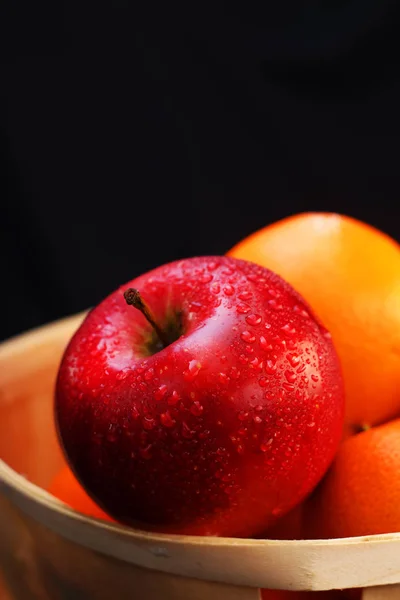 Pomme Dans Panier Avec Des Oranges Sur Fond Noir — Photo