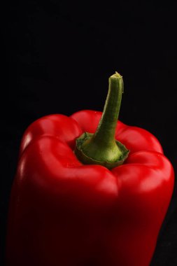 Olgun kırmızı biber siyah bir zemin üzerine