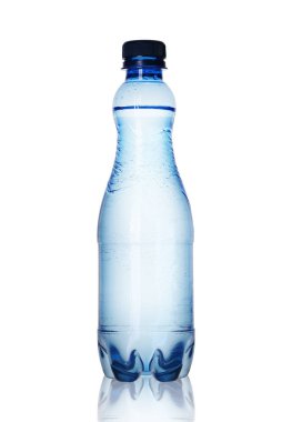 su dolu küçük bir plastik şişe