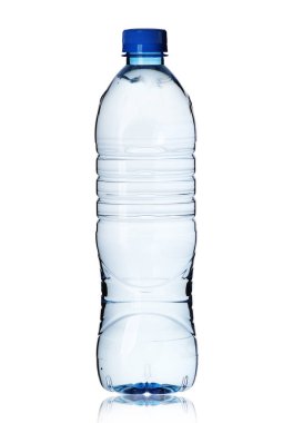 su dolu küçük bir plastik şişe
