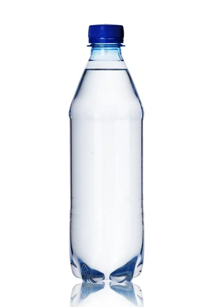 Uma pequena garrafa de água mineral — Fotografia de Stock