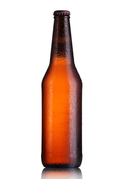 Botella llena de cerveza con gotas — Foto de Stock