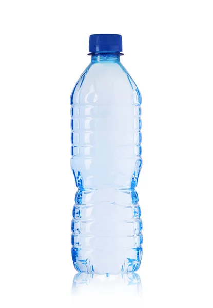 Kleine Plastikflasche mit Mineralwasser — Stockfoto