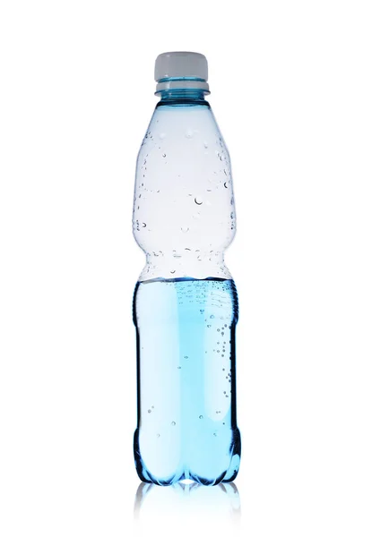 Una pequeña botella de agua mineral —  Fotos de Stock