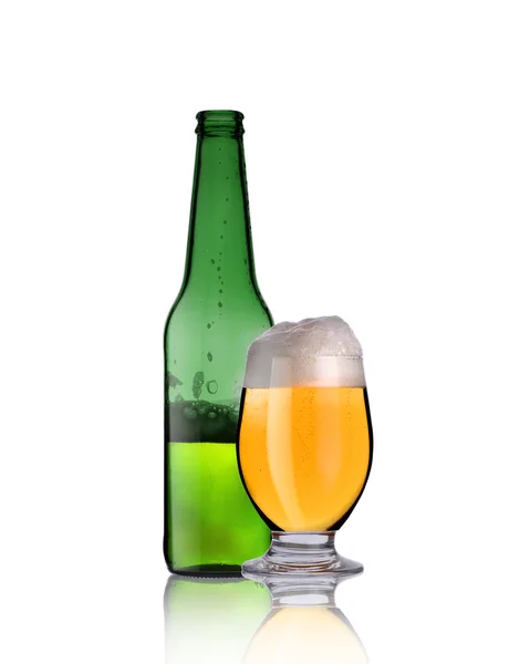 Bierflasche mit Kelch — Stockfoto