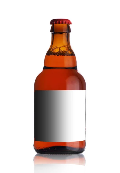 Een kleine volle fles bier — Stockfoto