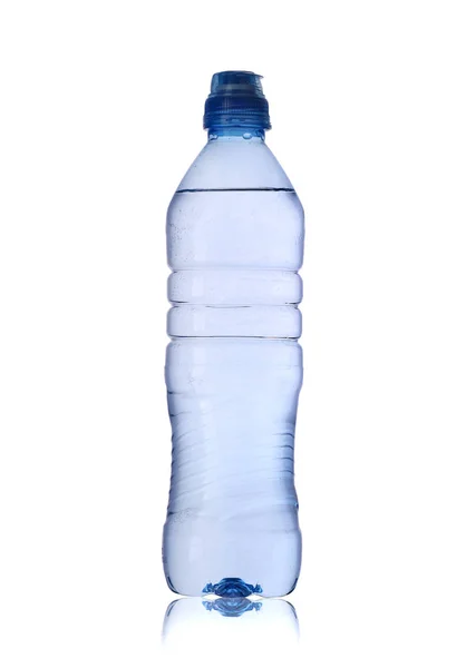 Mittlere Plastikflasche mit Wasser — Stockfoto